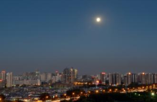 举头望明月打一城市,千年风华——举头望明月之下的[城市名称]